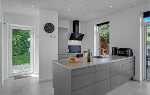 eine Küche mit weißen Wänden und einer Arbeitsplatte in der Unterkunft Nice Home In Ebeltoft With Sauna in Ebeltoft