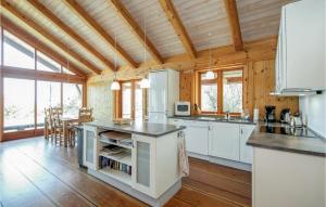 Kuchyň nebo kuchyňský kout v ubytování Holiday Home Odde Naturpark Xi