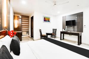 TV a/nebo společenská místnost v ubytování Hotel O Grand Peepal