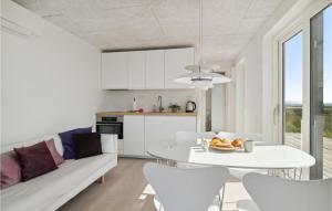 Kuchyň nebo kuchyňský kout v ubytování 1 Bedroom Beautiful Home In Knebel