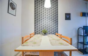 エーベルトフトにあるOne-Bedroom Apartment In Ebeltoftのダイニングルーム(椅子2脚、テーブル付)