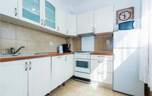 Køkken eller tekøkken på Apartment Jadrija With Sea View 08