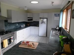 Dapur atau dapur kecil di Eagle's Roost Farmstay B&B