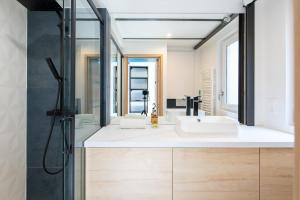 łazienka z białą umywalką i prysznicem w obiekcie LE CHANCEUX fabuleux duplex en design, pour loisir en couple ou congrès w Cannes