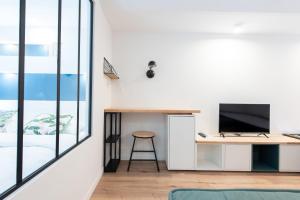 Pokój z biurkiem, telewizorem i oknem w obiekcie LE CHANCEUX fabuleux duplex en design, pour loisir en couple ou congrès w Cannes