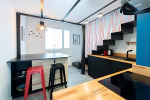 Kuchnia lub aneks kuchenny w obiekcie LE CHANCEUX fabuleux duplex en design, pour loisir en couple ou congrès