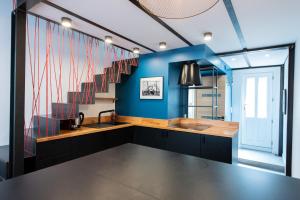 Kuchnia lub aneks kuchenny w obiekcie LE CHANCEUX fabuleux duplex en design, pour loisir en couple ou congrès