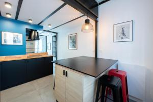 Kuchnia lub aneks kuchenny w obiekcie LE CHANCEUX fabuleux duplex en design, pour loisir en couple ou congrès