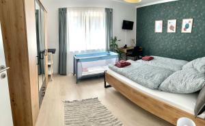 Kama o mga kama sa kuwarto sa Schöne Ferienwohnung mitten im Pfälzerwaldgebiet