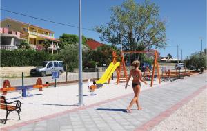 Plac zabaw dla dzieci w obiekcie Holiday Home Vrsi I