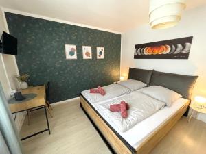 Kama o mga kama sa kuwarto sa Schöne Ferienwohnung mitten im Pfälzerwaldgebiet