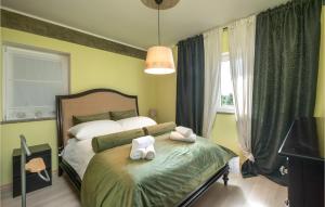 Ein Bett oder Betten in einem Zimmer der Unterkunft Awesome Home In Sumber
