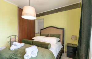 Ein Bett oder Betten in einem Zimmer der Unterkunft Awesome Home In Sumber