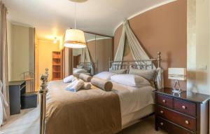 Ein Bett oder Betten in einem Zimmer der Unterkunft Awesome Home In Sumber