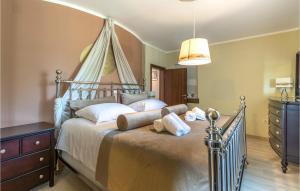 Ein Bett oder Betten in einem Zimmer der Unterkunft Awesome Home In Sumber