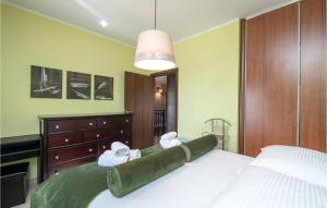 Ein Bett oder Betten in einem Zimmer der Unterkunft Awesome Home In Sumber