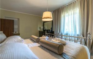 Ein Bett oder Betten in einem Zimmer der Unterkunft Awesome Home In Sumber