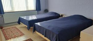 Ένα ή περισσότερα κρεβάτια σε δωμάτιο στο A home away from home
