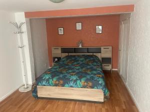 une chambre avec un lit et un bureau dans l'établissement Chantal&Daniel, à Saint-Brévin-les-Pins