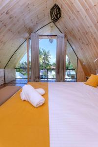 sypialnia z dużym łóżkiem i dużym oknem w obiekcie Linasi Resort Sri Lanka w mieście Ahangama +90 zdjęć