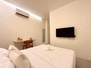 TV a/nebo společenská místnost v ubytování ONE18 Boutique Hotel