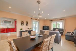a living room with a table and chairs at Villa Angels in Teulada