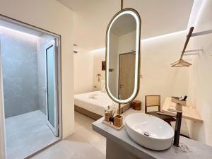 Koupelna v ubytování ONE18 Boutique Hotel + 37 fotografií
