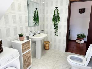 Ένα μπάνιο στο Meu Quintal Apartaments 1, Calheta Madeira