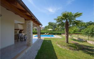Basen w obiekcie Three-Bedroom Holiday Home In Kmacici lub w pobliżu