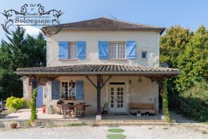 a house with a gazebo in front of it at Beloesieje gites in Castelsagrat