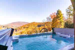 una vasca idromassaggio con vista sulle montagne di Grand Vista Lodge a West Jefferson