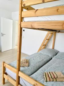 Kama o mga kama sa kuwarto sa Schöne Ferienwohnung mitten im Pfälzerwaldgebiet