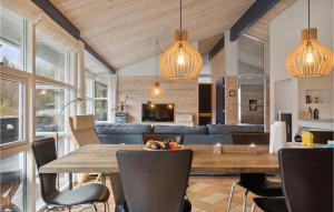 una sala da pranzo e un soggiorno con tavolo e sedie di Cozy Home In Ålbæk With Kitchen ad Ålbæk