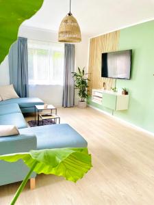 TV at/o entertainment center sa Schöne Ferienwohnung mitten im Pfälzerwaldgebiet