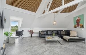Posezení v ubytování Lovely Home In Ringkøbing With Sauna
