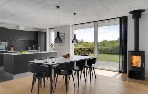 Η κουζίνα ή μικρή κουζίνα στο Three-Bedroom Holiday Home In Hemmet