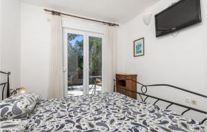 Postel nebo postele na pokoji v ubytování 3 Bedroom Nice Apartment In Cres