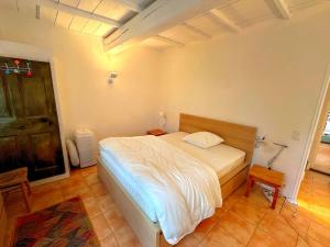 a bedroom with a large bed in a room at Appartement avec terrasse tropezienne, Aups in Aups