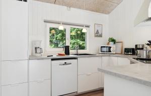 Kuchyň nebo kuchyňský kout v ubytování Beautiful Home In Glesborg With Wifi