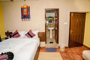 Letto o letti in una camera di Thamel Heritage Hostel