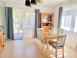 Kitchen o kitchenette sa Schöne Ferienwohnung mitten im Pfälzerwaldgebiet
