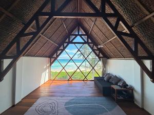 KatietValhalla Mentawai的带沙发和大窗户的客厅