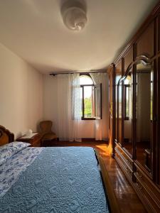 ein Schlafzimmer mit großem Bett und Fenster in der Unterkunft Villa Colombella in Piazzola sul Brenta