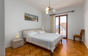 Posteľ alebo postele v izbe v ubytovaní 5 Bedroom Amazing Home In Klenovica