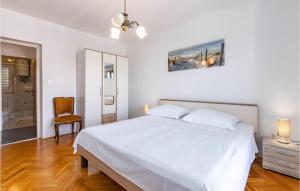 Posteľ alebo postele v izbe v ubytovaní 5 Bedroom Amazing Home In Klenovica