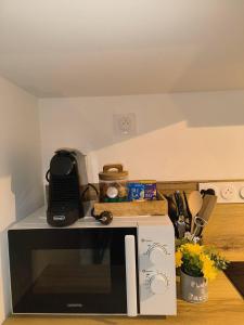 een magnetron bovenop een aanrecht bij Studio Baroudeur in Ampuis +4 foto's