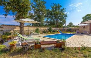 Bazén v ubytovaní Holiday Home Boduleri Cr alebo v jeho blízkosti