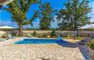 Bazén v ubytovaní Holiday Home Boduleri Cr alebo v jeho blízkosti