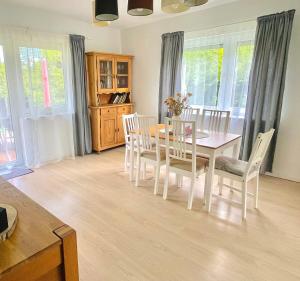 Kitchen o kitchenette sa Schöne Ferienwohnung mitten im Pfälzerwaldgebiet