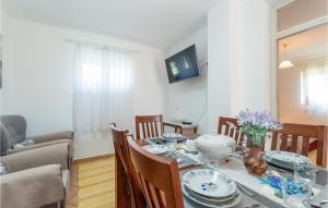 Μια τηλεόραση ή/και κέντρο ψυχαγωγίας στο Stunning Apartment In Karin Gornji